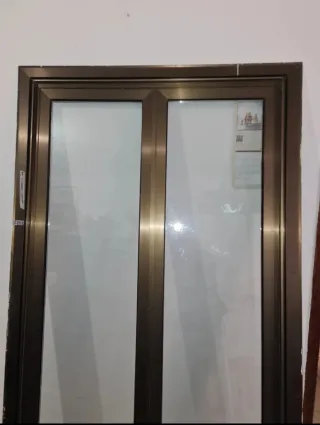 Puerta de aluminio no corredera.