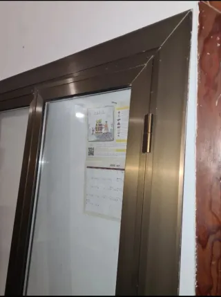 Puerta de aluminio no corredera.