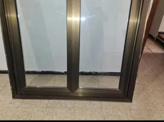 Puerta de aluminio no corredera.