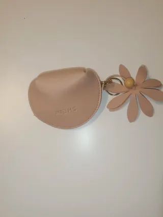 Cartera beige con llavero de flor