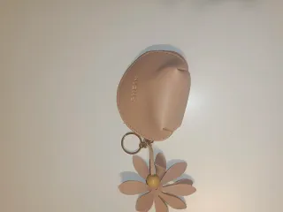 Cartera beige con llavero de flor