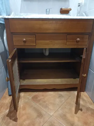 Mueble de baño con lavabo, grifo y encimera