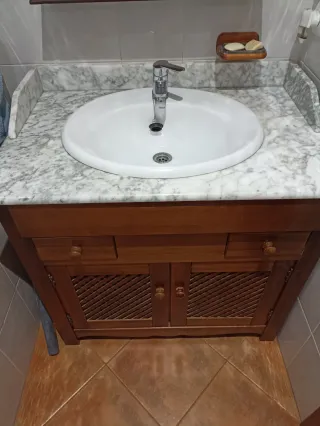 Mueble de baño con lavabo, grifo y encimera