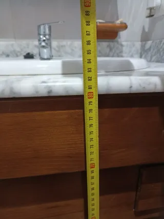 Mueble de baño con lavabo, grifo y encimera