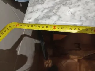 Mueble de baño con lavabo, grifo y encimera