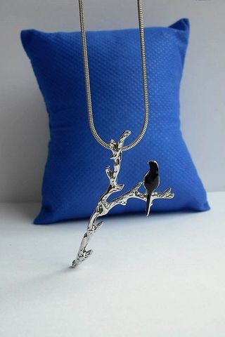 Colgante de pajarito en una rama