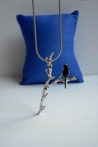 Colgante de pajarito en una rama