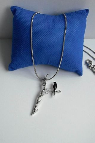 Colgante de pajarito en una rama