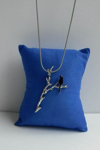 Colgante de pajarito en una rama