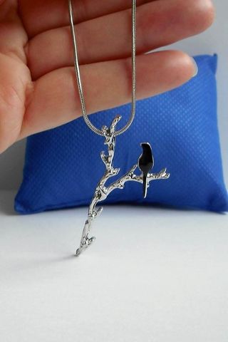 Colgante de pajarito en una rama