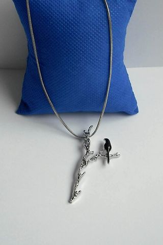 Colgante de pajarito en una rama