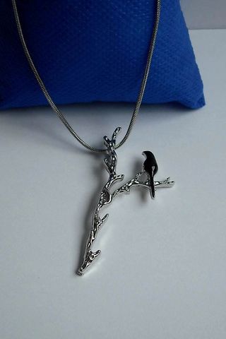Colgante de pajarito en una rama