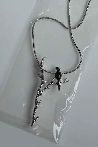 Colgante de pajarito en una rama