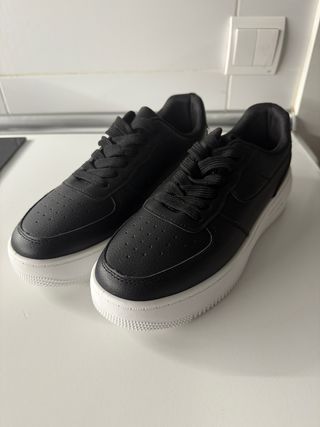 Zapatillas básicas negras y blancas