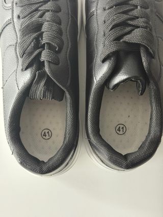 Zapatillas básicas negras y blancas