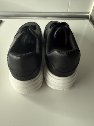 Zapatillas básicas negras y blancas