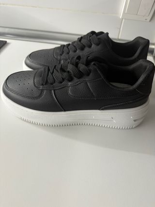 Zapatillas básicas negras y blancas