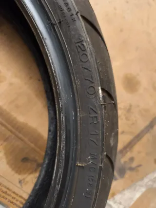 Se vende un juego de ruedas MICHELIN para moto.