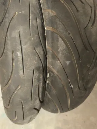 Se vende un juego de ruedas MICHELIN para moto.