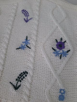 Top tejido blanco con bordado floral