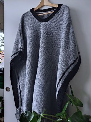 Poncho tejido gris hecho a mano