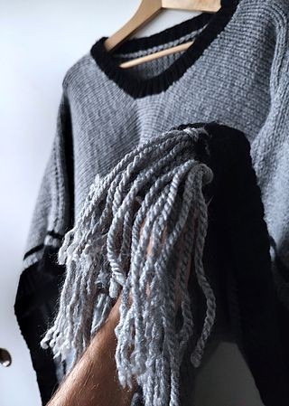 Poncho tejido gris hecho a mano