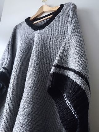 Poncho tejido gris hecho a mano