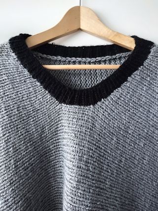 Poncho tejido gris hecho a mano