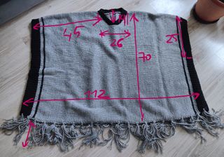 Poncho tejido gris hecho a mano