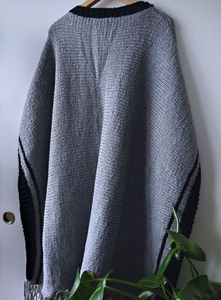 Poncho tejido gris hecho a mano