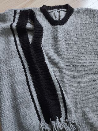 Poncho tejido gris hecho a mano