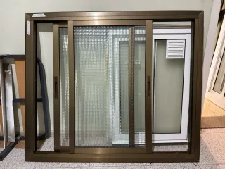 Ventana corredera aluminio vidrio texturizado.