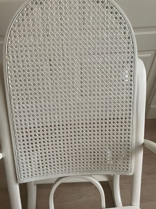 Mecedora de rejilla blanca