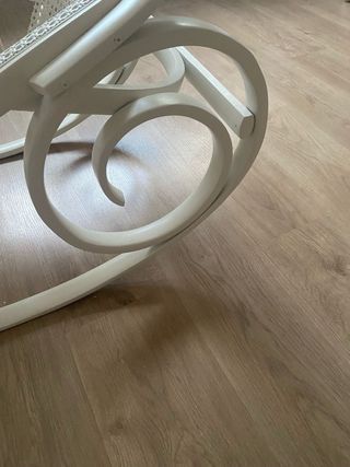 Mecedora de rejilla blanca