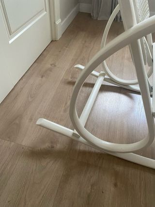 Mecedora de rejilla blanca