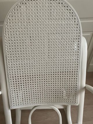 Mecedora de rejilla blanca