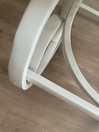 Mecedora de rejilla blanca