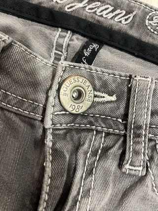 Pantalón vaquero gris Guess con strass T27