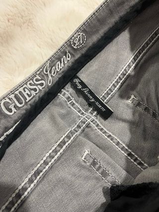 Pantalón vaquero gris Guess con strass T27