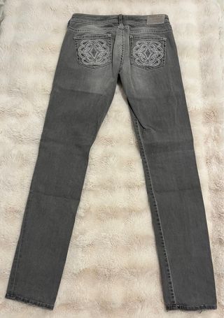 Pantalón vaquero gris Guess con strass T27