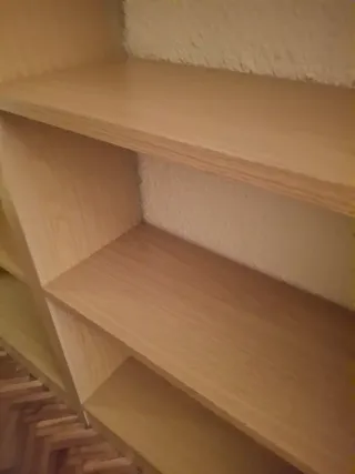 Estantería de madera para libros