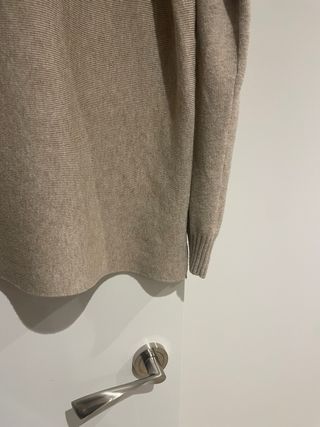 Conjunto de punto: jersey beige y pantalón negro