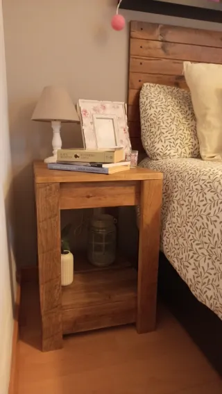 Mesa auxiliar/Mesita de noche madera de palets.