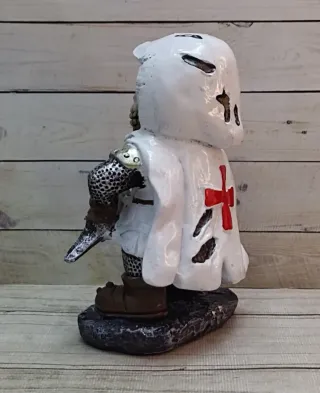 OFERTA. FIGURA ESQUELETO TEMPLARIO "CON HACHA"