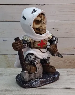 OFERTA. FIGURA ESQUELETO TEMPLARIO "CON HACHA"