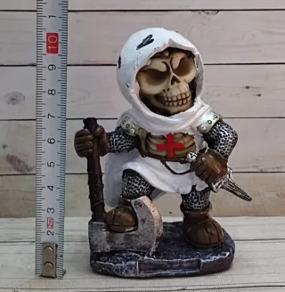 OFERTA. FIGURA ESQUELETO TEMPLARIO "CON HACHA"