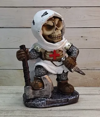 OFERTA. FIGURA ESQUELETO TEMPLARIO "CON HACHA"