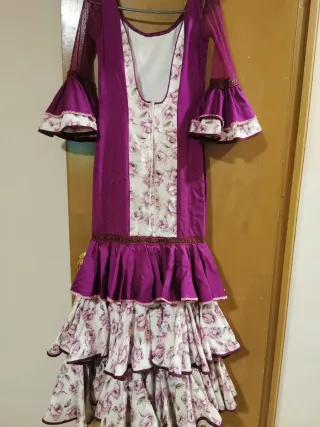 Traje de flamenca morado con volantes