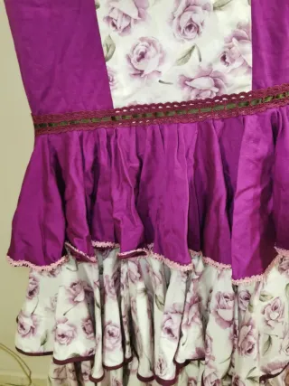 Traje de flamenca morado con volantes