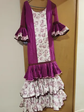 Traje de flamenca morado con volantes